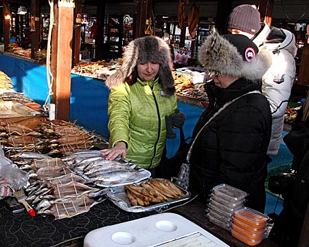 Transsibirische Eisenbahn - Beliebt bei Einheimischen und Touristen gleichermaßen, frisch geräucherter Omul auf dem Markt