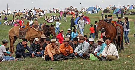 Im Zarengold von Peking nach Moskau - Tausende kommen zu den traditionellen Pferderennen in der Mongolei