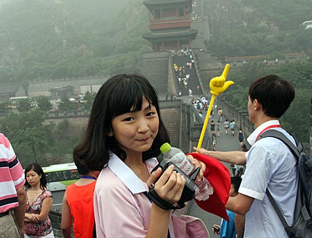 Im Zarengold von Peking nach Moskau - Hübsches Mädchen an der Großen Mauer, sonst leider nur Nebel