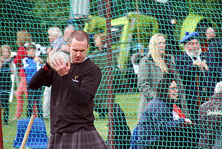 Schottland - Highland Games - putting the stone