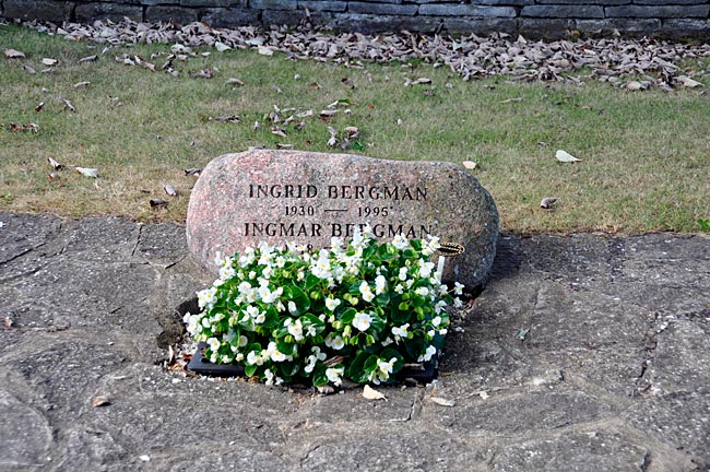 Grabstein von Ingmar und Ingrid Bergman bei der Dorfkirche von von Dämba auf Farö, Nachbarinsel von Gotland, Schweden