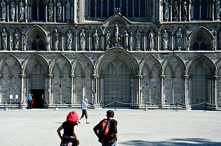 Norwegen - Westfassade des Nidarosdoms in Trondheim am Ende des Olavswegs