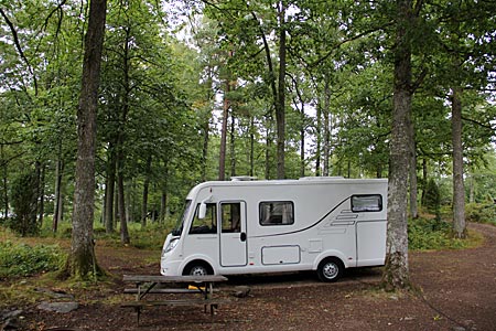 Schweden mit Wohnmobil - Romantischer Wohnmobilplatz unter Bäumen: Der Campingplatz Getnö Gård