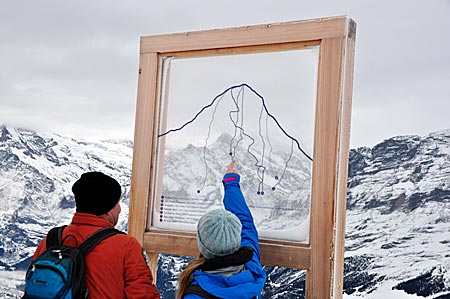 Royal Walk auf den Männlichen, Blick auf Eiger Nordwand mit Erläuterung zur Besteigung, Jungfrauregion, Berner Oberland, Schweiz
