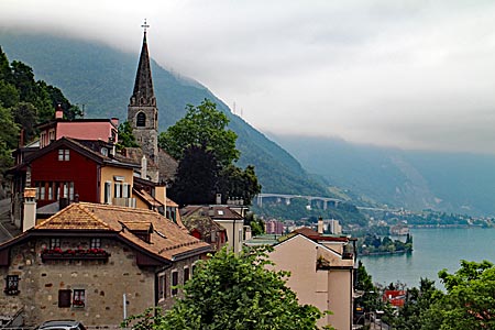 Schweiz - Blick über einen Teil der Altstadt von Montreux und auf den Genfer See