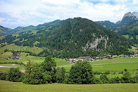 Schweiz - Landschaft zwischen Zweisimmen und Montreux
