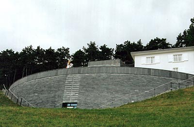 Schweiz - Weg ins Unterirdische: Den Neubau für das Centre Dürrenmatt oberhalb von Neuchâtel hat Mario Botta in den Berg gebaut