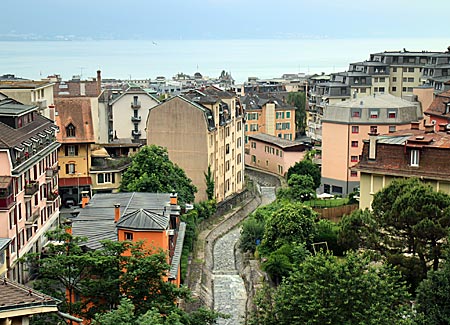 Schweiz - Blick auf die Altstadt von Montreux am Genfer See