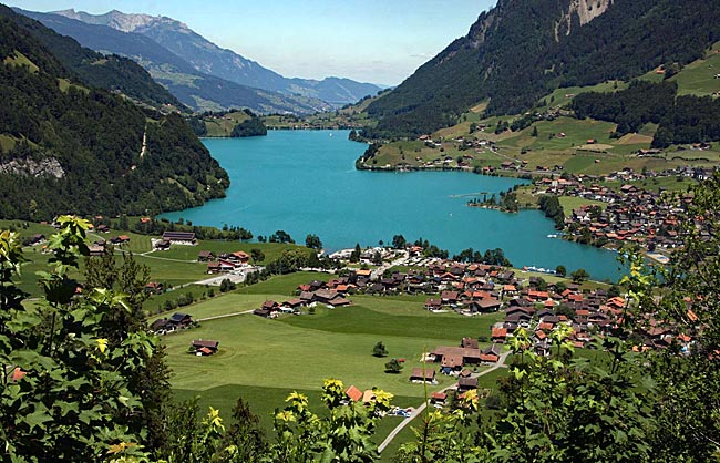 Schweiz - Panoramablick auf Lungern am Lungernsee vom Brünigpass