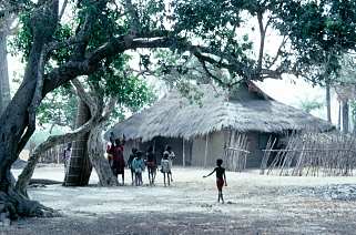 Senegal, Gambia - Lehmhütte im Landesinneren
