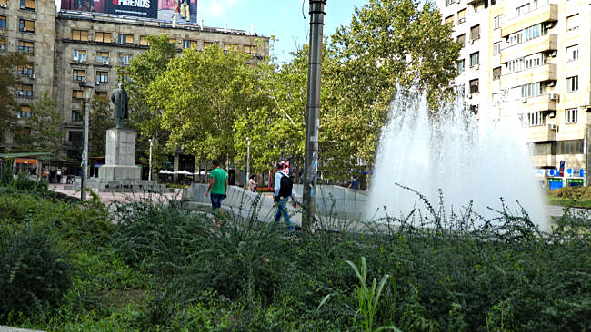 Serbien - Alt-Belgrad, City, Platz mit Monument und Springbrunnen