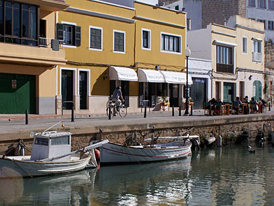Spanien Balearen Hafenpromenade Menorca