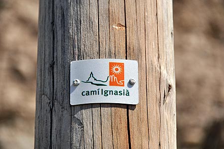Offizielle Markierung des Ignatius-Pilgerwegs in Nordspanien
