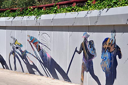 Logroño ist der Knotenpunkt für Wanderer auf dem jakobsweg und dem Ignatius-Pilgerweg. Gemälde von Pilgern an einer Unterführung. La Rioja, Spanien