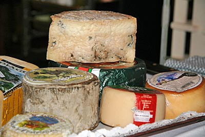 Nordspanien - Der würzige Cabrales, ein in Höhlen gereifter Blauschimmelkäste, wird meist aus einer Mischung aus Kuh-, Schafs- und Ziegenmilch hergestellt