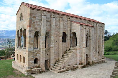 Nordspanien - Touristenmagnet: Die Kirche "Santa Maria del Naranco" auf dem Monte Naranjo bei Oviedo