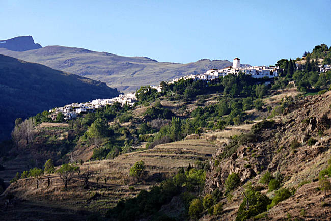 Bergdorf Capileira in den Alpujarras, Sierra Nevada, Andalusien. Es gehört wegen seiner arabisch anmutenden Architektur zusammen mit Pampaneira und Bubión zu den schönsten Dörfern Spaniens