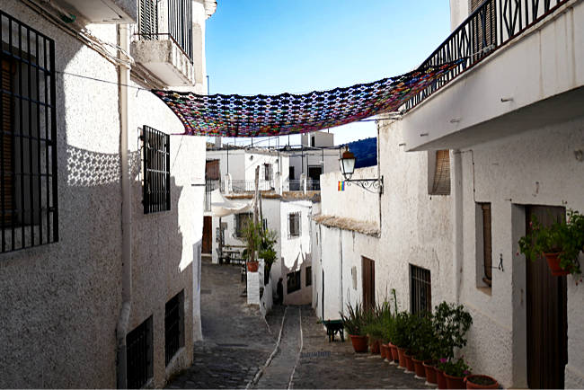 Bergdorf Pampaneira in den Alpujarras, Sierra Nevada, Andalusien. Es gehört wegen seiner arabisch anmutenden Architektur zusammen mit Capileira und Bubión zu den schönsten Dörfern Spaniens