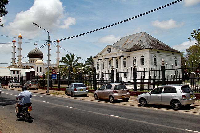 Paramaribo in Suriname - die 1835 erbaute Neve Shalom-Synagoge und die Keizerstraat-Moschee
