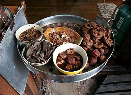 Thailand - Bangkok - Zubereitete Speisen im Home-Restaurant Suchin Ead