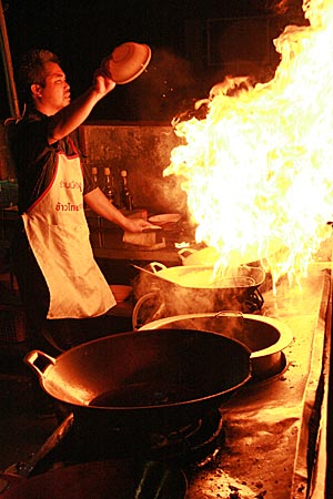 Thailand - Phitsanulok - Wasserspinatzubereitung am Wok