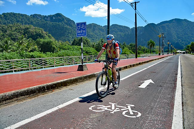 Radeln durch Thailand - Überraschung auf dem Weg nach Phang Na: Ein Radweg!