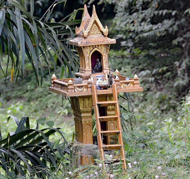 Radeln in Thailand - Geisterhäuschen, San Phra Phum, werden errichtet, da jedes Stück Land von einem Geist bewohnt wird. Wenn man darauf bauen will, nimmt man dem Geist seine Heimstatt weg und baut ihm besser eine neue!