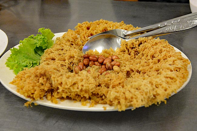 Thailand - Foodtour durch Bangkok - Im Restaurant Jae Koy, Petchaburi 14/ Khet Ratchathewi. Crispy catfish