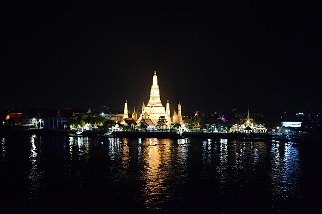 Thailand - Foodtour durch Bangkok - Wat Arun bei Nacht, gesehen von einer Rooftop-Bar