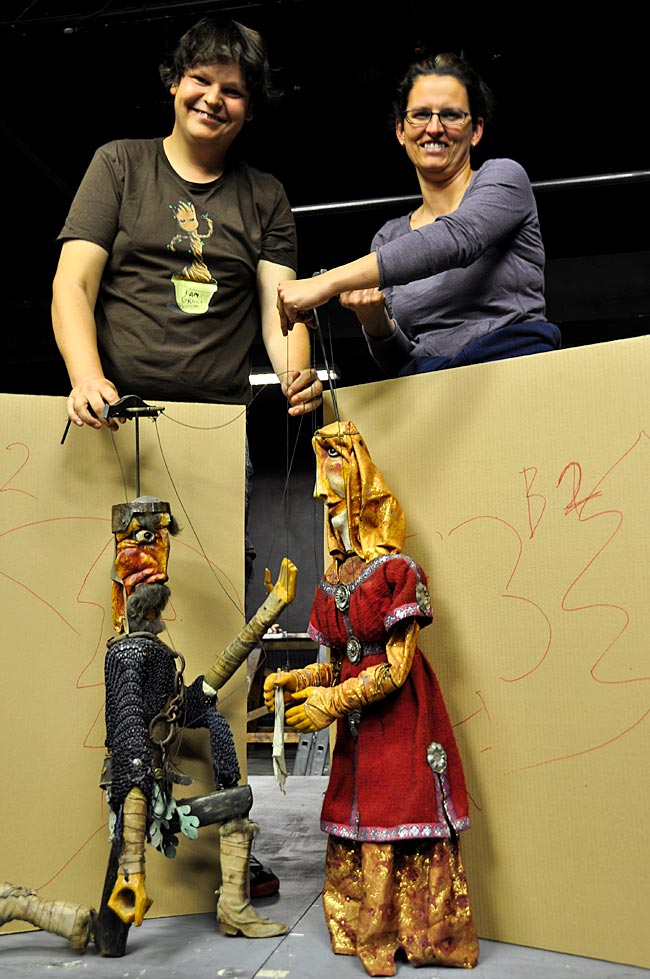 Puppenspieler Josef Jelínek und Radka Maskova bei Proben auf der Bühne im Alfa Theater Pilsen, Tschechien