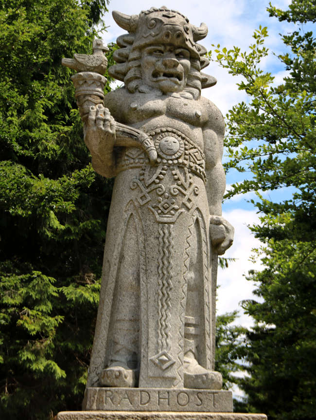 Radegast-Statue südwestlich von Pustevny: der slawische Kriegs- und Siegesgott wird als ein Mischwesen aus Löwe und Stier dargestellt