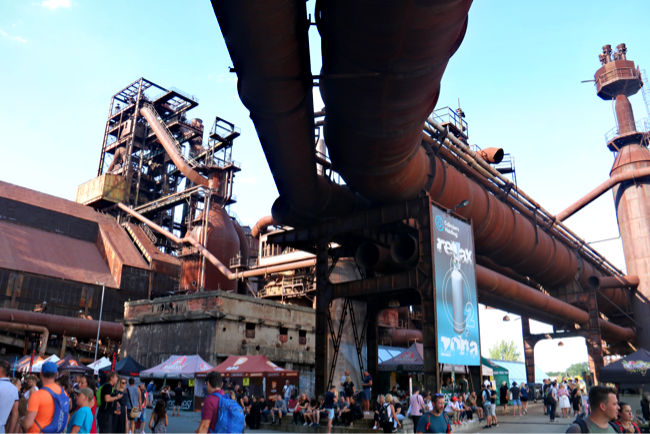 Das wohl außergewöhnlichste Festivalgelände Tschechiens: Das Werksgelände des ehemaligen Witkowitzer Stahlwerks zieht während des Colours of Ostrava-Festivals viele Tausend Besucher an