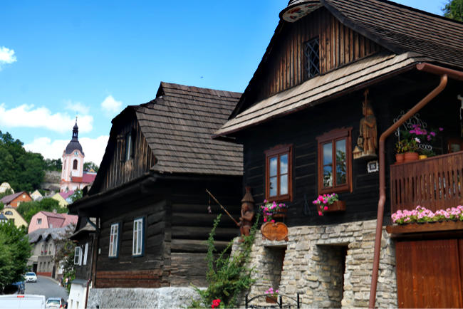 Der Ausflugsort Stramberg ist geprägt von rustikalen Holzhäusern