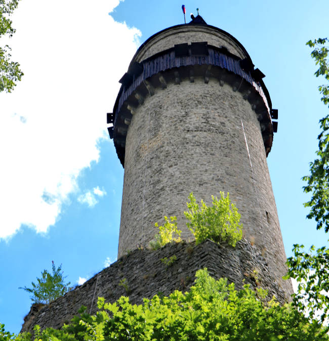 Thront hoch über der Stadt: Die Burgruine Strallenberg. Ihr begehbarer Turm wird auch Trompete (Trúba) genannt