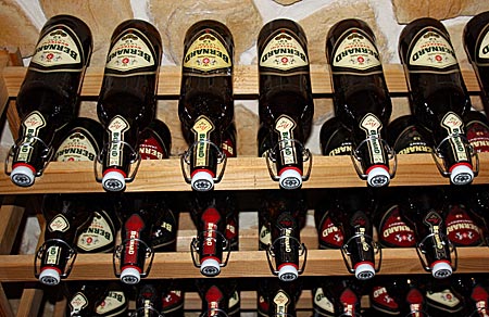 Tschechien - Prag - Bierflaschen auf Holzgestellen
