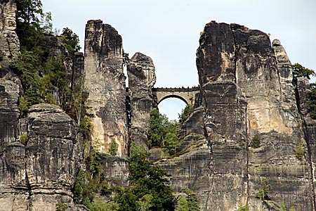 Elberadweg - Sachsen - Zauberhaftes Elbsandsteingebirge: Blick auf Bastei und Basteibrücke