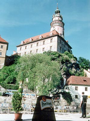 Tschechien - Krumlovs - Café mit Aussicht: Auf einem Felsen oberhalb der Moldau dominiert die Burg von Krumlov (hier der Schlossturm) das Panorama