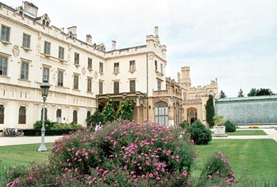 Tschechien - Lednice - Sommerresidenz der Adelsfamilie Liechtenstein: Blick auf Teile der neogotischen Schlossanlage in Lednice