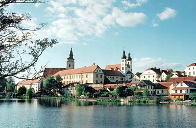 Tschechien - Telc - Blick auf das Weltkulturerbe: Die Altstadt von Telc ist von kleinen Seen umgeben