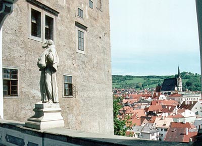 Tschechien - Krumlov - Fürstliche Aussicht: Blick vom Hochschloss auf Krumlov und die umliegenden Hügel des Böhmerwaldes