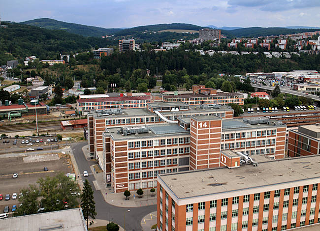 Tschechien - Zlin - Blick vom Veraltungsgebäude 21 auf die funktionalistische Fabrikstadt im Grünen