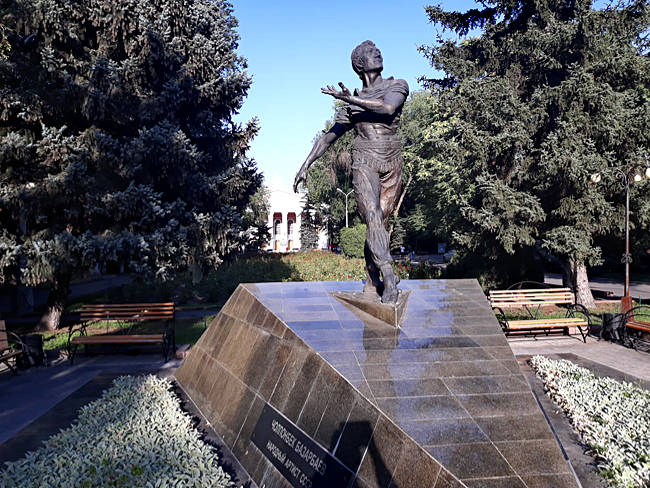 Kirgistan - Bischkek - Denkmal für den Ballett-Tänzer Cholponbek Bazarbaev (1949-2002)
