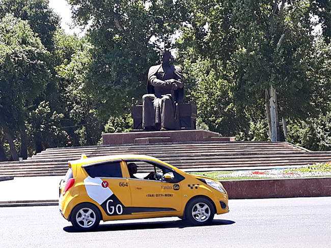 Usbekistand - Taxi vor einem Timur-Lenk-Denkmal in Samarkand