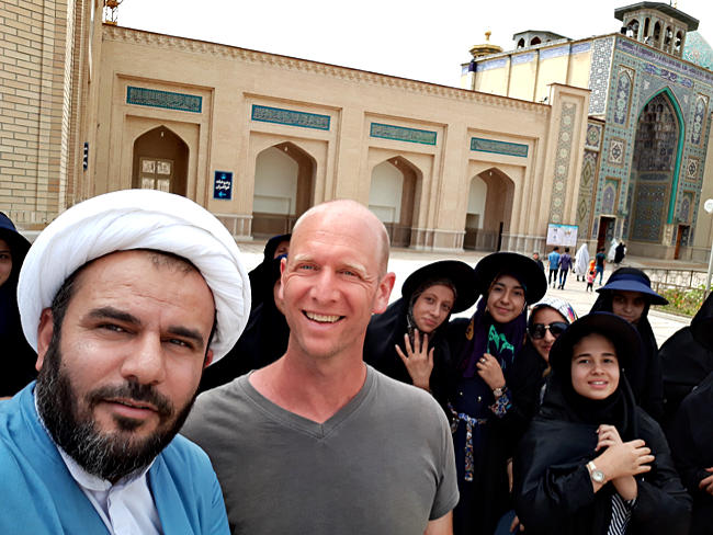 Iran - Schnappschuss: Thomas Bauer mit Imam und Mädchen in Schiras