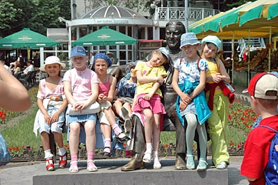 Ukraine - Odessa - Denkmal auf Parkbank