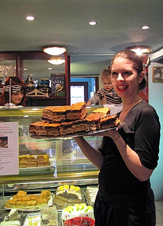 Ungarn - Budapest - Ráchel Flódnija im „Café Noé Cukrászda“ mit ihrem „Flodni Cake“ aus Mohn, Wallnüssen, Äpfeln und Pflaumenmus