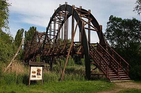 Ungarn - Heviz - Die futuristische Holzbrücke zur Vogelinsel ist zu einem Wahrzeichen des Kleinen Balaton geworden