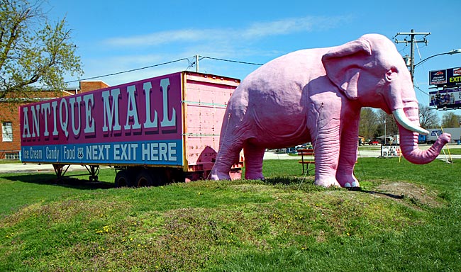 Illinois - Pink Elephant Antique Mall in Livingston