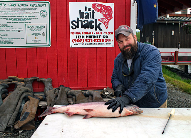 Alaska - Anchorange - Dustin Slinker filetiert Lachse am Ship Creek