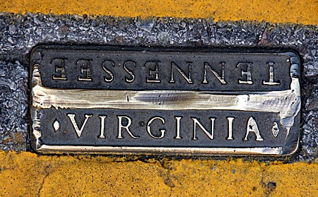 USA - Die Grenze zwischen Virginia und Tennessee verläuft entlang der Hauptstraße quer durch den Ort Bristol